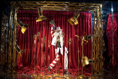 LONDON, İngiltere - 17 Aralık 2018: Londra Oxford Caddesi 'ndeki Selfridges Dükkanı, Noel ve Yeni Yıl için dekore edildi. Noel Baba bir rock yıldızı.