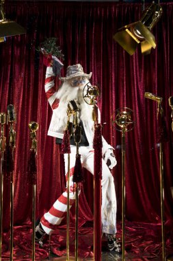 LONDON, İngiltere - 17 Aralık 2018: Londra Oxford Caddesi 'ndeki Selfridges Dükkanı, Noel ve Yeni Yıl için dekore edildi. Noel Baba bir rock yıldızı.