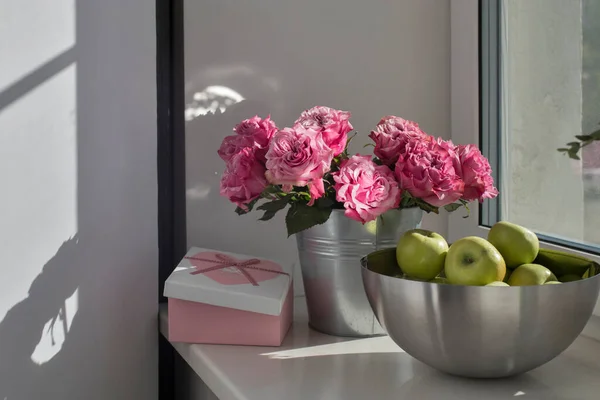 Buquê Rosas Vermelhas Balde Lata Uma Tigela Aço Com Maçãs — Fotografia de Stock