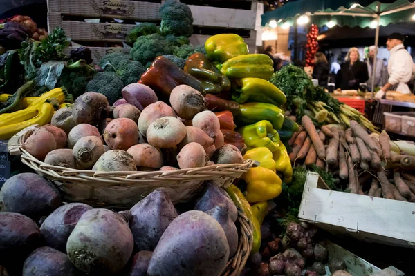 London February 2020 Turnips Beets Broccoli Carrots Potatoes Shelves Borough — Stock Photo, Image