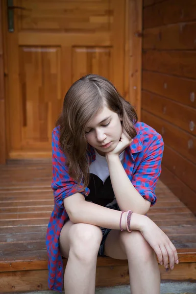 Ein Süßes Teenager Mädchen Sitzt Mit Ernstem Gesichtsausdruck Auf Der — Stockfoto