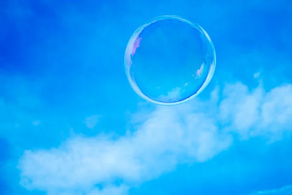 Riesige Seifenblase Überquillt Vor Blauem Himmel Kopierraum — Stockfoto
