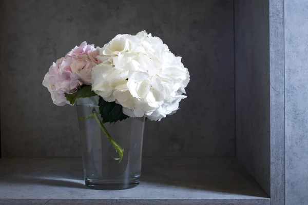 Hortensia Pastel Blanco Rosa Jarrón Vidrio Sobre Fondo Vintage Artesanal — Foto de Stock