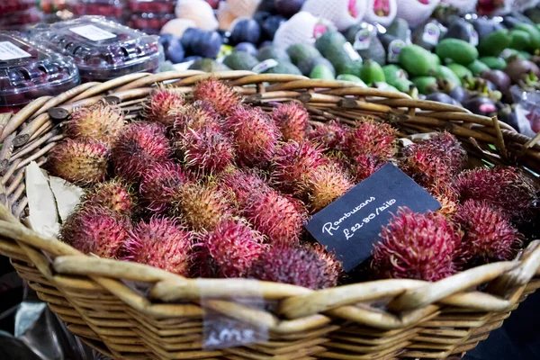Rambutan Zitrusfrüchte Und Bananen Auf Dem Bauernmarkt — Stockfoto