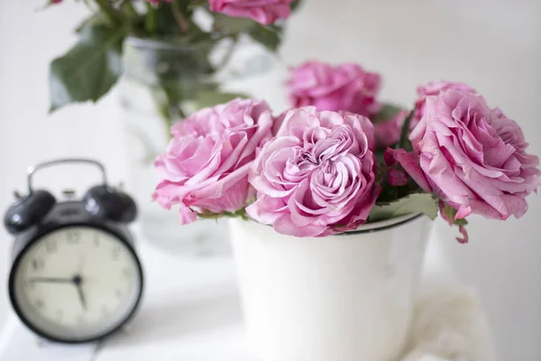 Букет Розовых Роз Жестяном Белом Ведре Старом Стуле Будильником Салфеткой — стоковое фото
