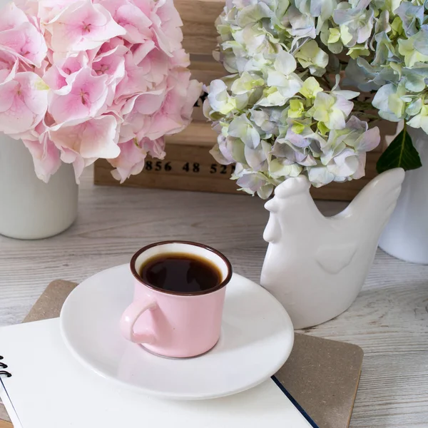 Stor Gren Med Grön Och Blå Pastell Hortensia Trä Förvaringslåda — Stockfoto