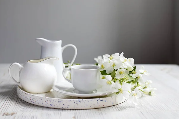 Florero Con Rama Que Florece Del Manzano Juego Platos Blancos — Foto de Stock