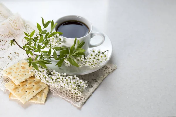 Taza Blanca Espresso Matutino Con Una Rama Spiraea Flor Sobre —  Fotos de Stock