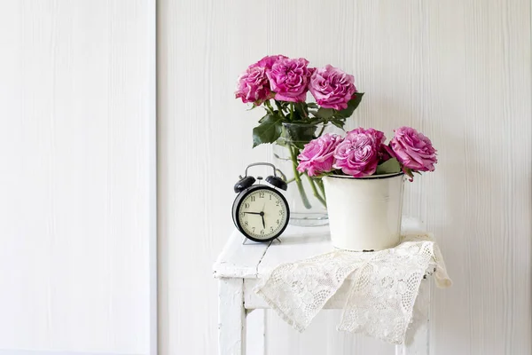 Een Boeket Van Roze Rozen Een Tin Witte Emmer Een — Stockfoto