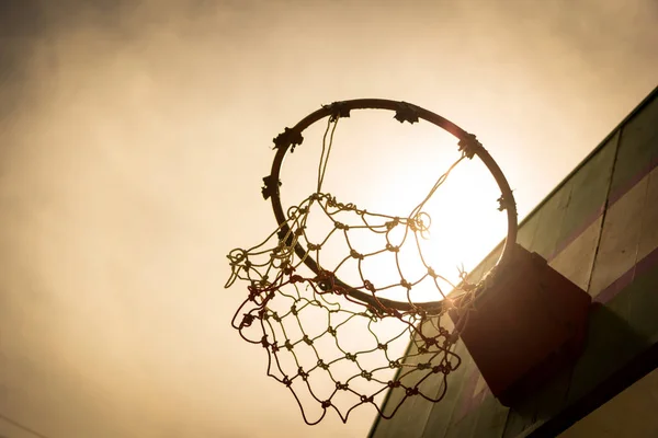 Aro de basquete de madeira durante o pôr do sol. — Fotografia de Stock