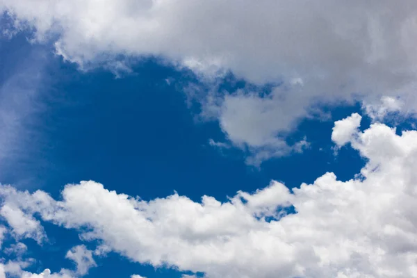 Dicke Wolken über blauem Himmel an einem sonnigen Tag — Stockfoto