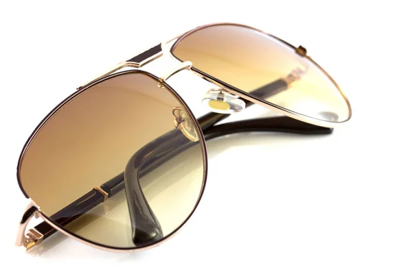 Металлические солнцезащитные очки, изолированные на белом — стоковое фото