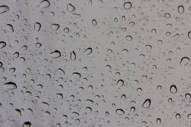 Su bardağa düşer.