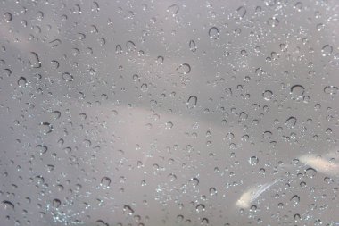 Su bardağa düşer.