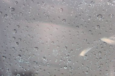 Su bardağa düşer.