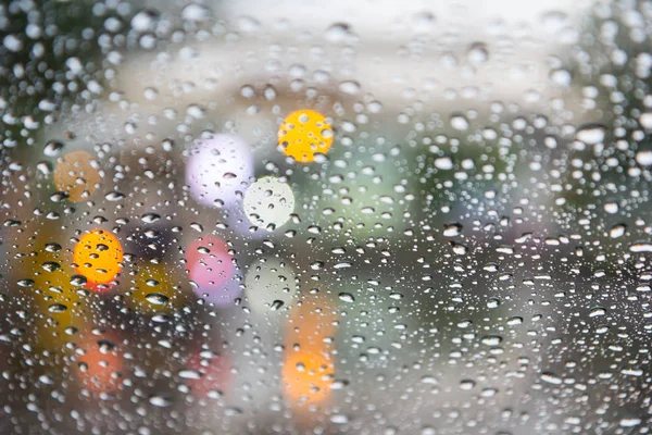 Su bardağa düşer.