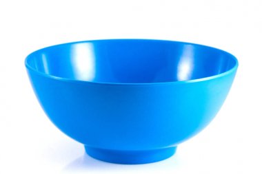 Beyaz arkaplanda izole edilmiş boş mavi kase