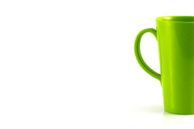 Yeşil plastik kap beyaz arka plan üzerinde izole