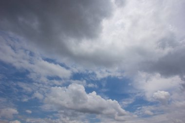 Karanlık gökyüzü güneşi hala parlıyor. Fırtına geliyor.