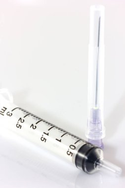 Beyaz arkaplanda şırınga izole