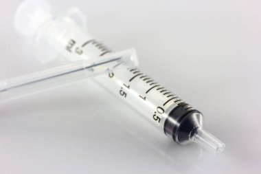 Beyaz arkaplanda şırınga izole