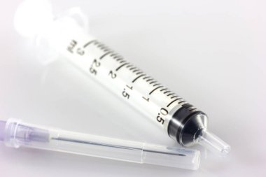 Beyaz arkaplanda şırınga izole