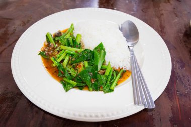 tuzlu balık kale içinde Thai Restaurant, beyaz yuvarlak yüzey ile pirinç