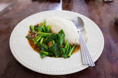 tuzlu balık kale içinde Thai Restaurant, beyaz yuvarlak yüzey ile pirinç