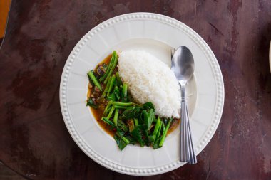 tuzlu balık kale içinde Thai Restaurant, beyaz yuvarlak yüzey ile pirinç