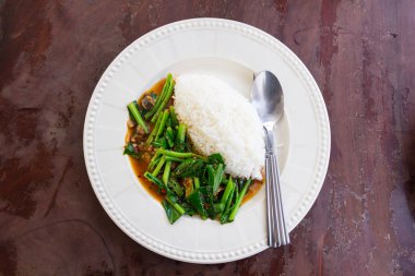 tuzlu balık kale içinde Thai Restaurant, beyaz yuvarlak yüzey ile pirinç