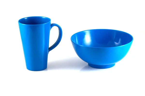 Blaue Scheibe Und Grüne Tasse Isolieren Auf Weißem Hintergrund — Stockfoto