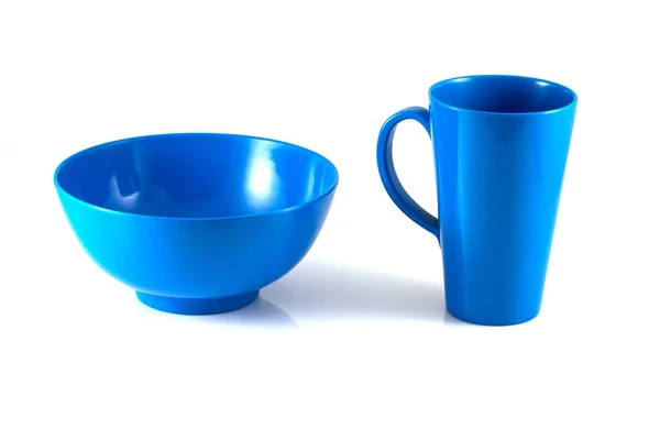 Blaue Scheibe Und Grüne Tasse Isolieren Auf Weißem Hintergrund — Stockfoto