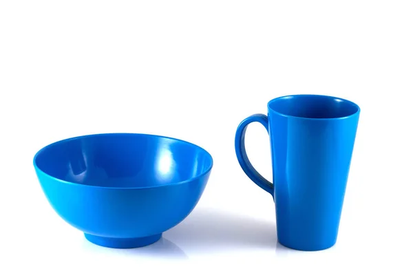 Blaue Scheibe Und Grüne Tasse Isolieren Auf Weißem Hintergrund — Stockfoto