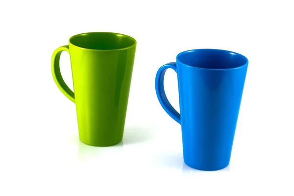 绿色和蓝色杯子隔离在白色背景上 — 图库照片