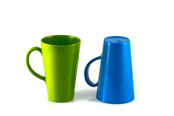 绿色和蓝色杯子隔离在白色背景上 — 图库照片