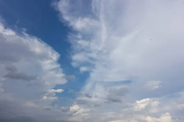 Leicht Bewölkter Himmel Nach Dem Regen — Stockfoto