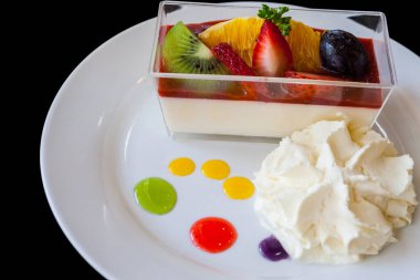 meyve çilekli pasta masada, seçici odak