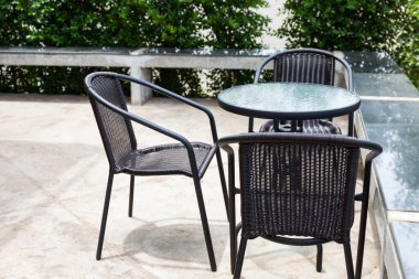 Çizgili masa ve hasır koltuklar. Açık havada.