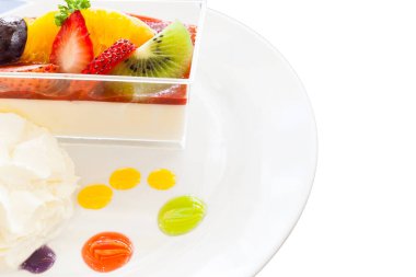 Çilek kreması ve bir fincan çay ve kahve. Tahta arka planda, seçici bir odak noktası.