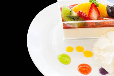 Çilek kreması ve bir fincan çay ve kahve. Tahta arka planda, seçici bir odak noktası.