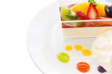 Çilek kreması ve bir fincan çay ve kahve. Tahta arka planda, seçici bir odak noktası.