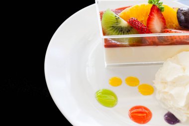 Çilek kreması ve bir fincan çay ve kahve. Tahta arka planda, seçici bir odak noktası.