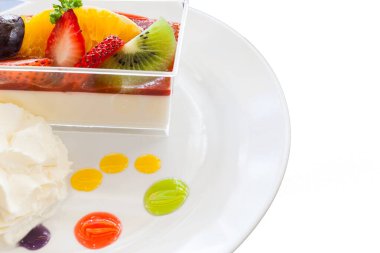 Çilek kreması ve bir fincan çay ve kahve. Tahta arka planda, seçici bir odak noktası.