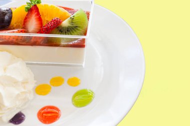 Çilek kreması ve bir fincan çay ve kahve. Tahta arka planda, seçici bir odak noktası.