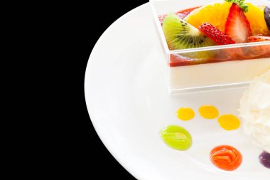 Çilek kreması ve bir fincan çay ve kahve. Tahta arka planda, seçici bir odak noktası.