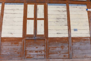 Kırık renkli, arka planlı, eski püskü tahta kalaslar.