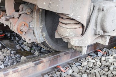 Tekerlek kırma ve dizel trenin süspansiyon sistemi