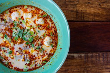 Tayland usulü erişteli Tom Yam Koong çorbası.