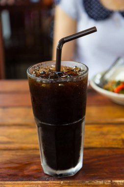 Tahta masada buzlu sade kahve, Tayland usulü.