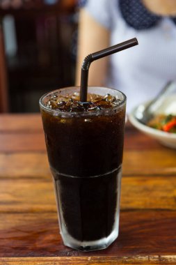 Tahta masada buzlu sade kahve, Tayland usulü.